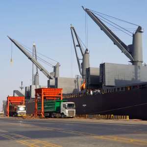 ميناء الملك عبدالله يحقق إنجازاً جديداً في مناولة البضائع السائبة